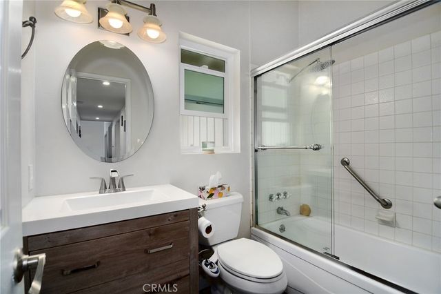 20643 Clarendon Street, Woodland Hills, CA 91367