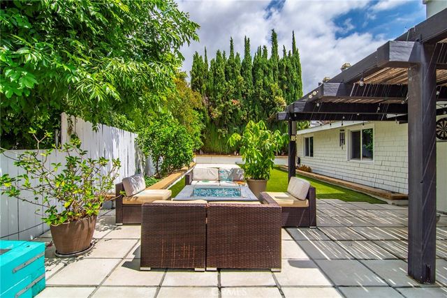 20643 Clarendon Street, Woodland Hills, CA 91367