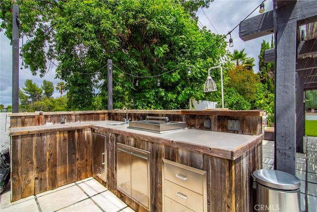 20643 Clarendon Street, Woodland Hills, CA 91367