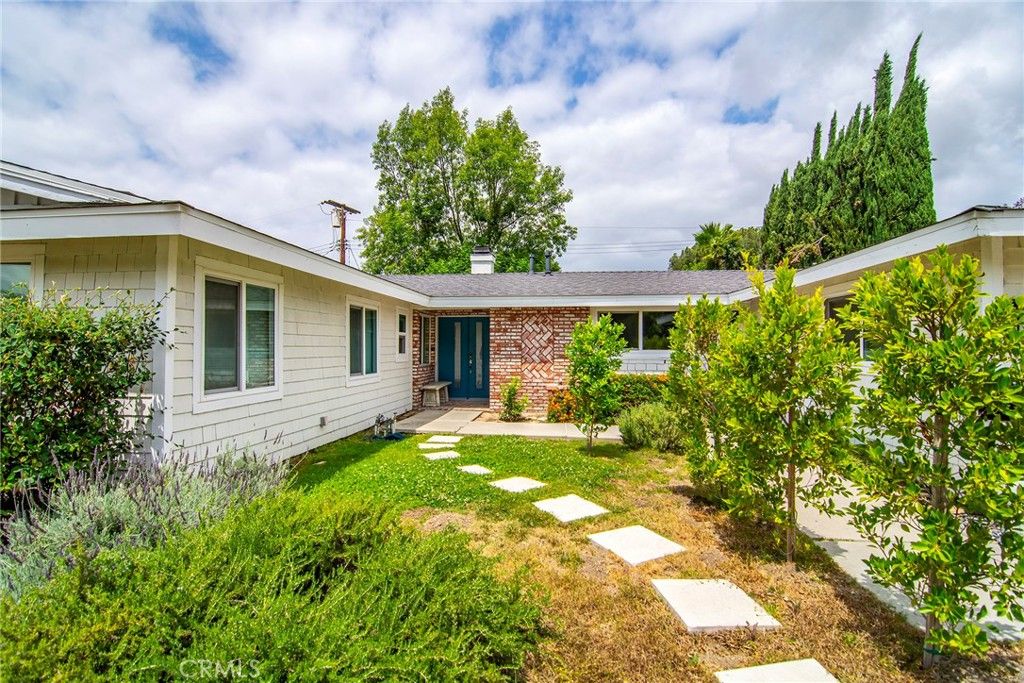 20643 Clarendon Street, Woodland Hills, CA 91367