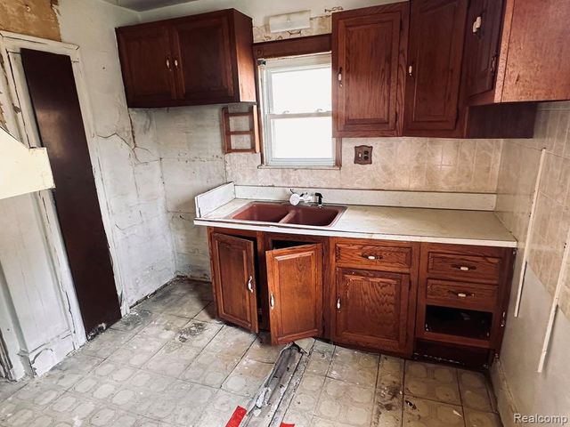 3331 S Liddesdale Street, Detroit, MI 48217