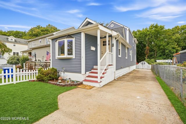 9 Briarcliff Place, Port Monmouth, NJ 07758