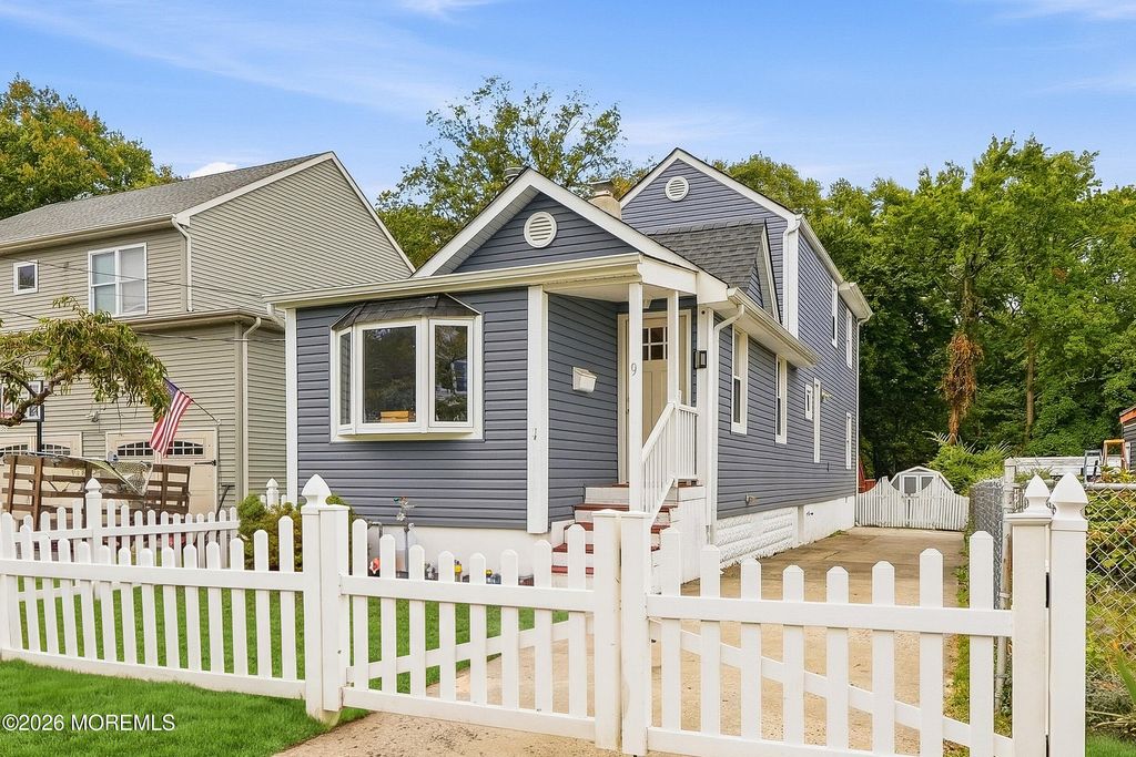 9 Briarcliff Place, Port Monmouth, NJ 07758