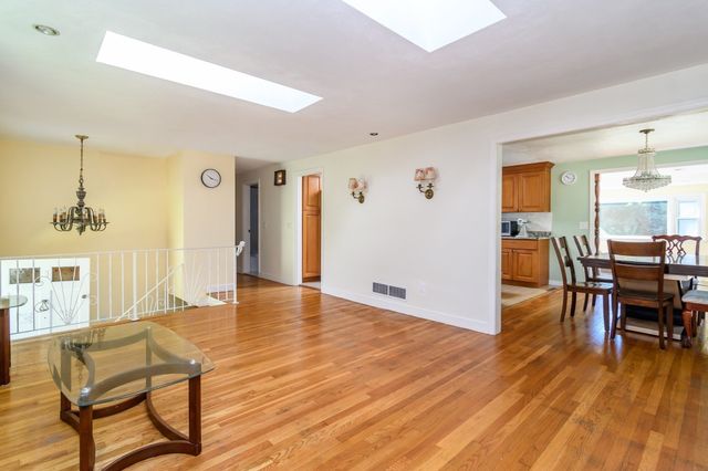 11 Mark St, Natick, MA 01760
