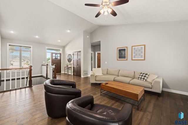 7905 S Sunny Oak Cir Circle, Sioux Falls, SD 57108