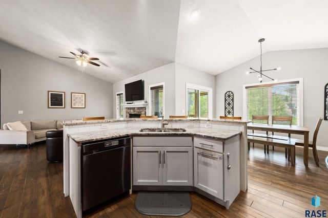 7905 S Sunny Oak Cir Circle, Sioux Falls, SD 57108