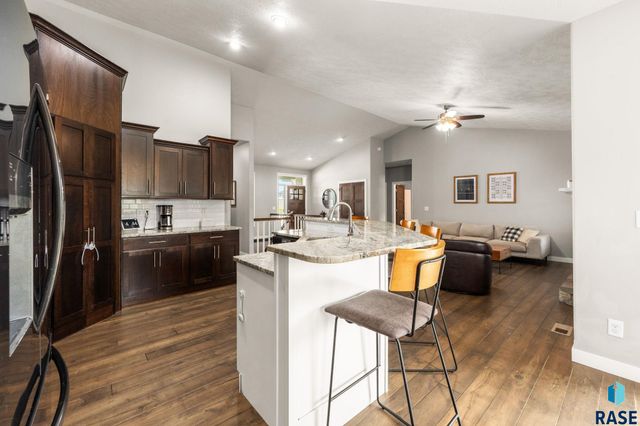 7905 S Sunny Oak Cir Circle, Sioux Falls, SD 57108