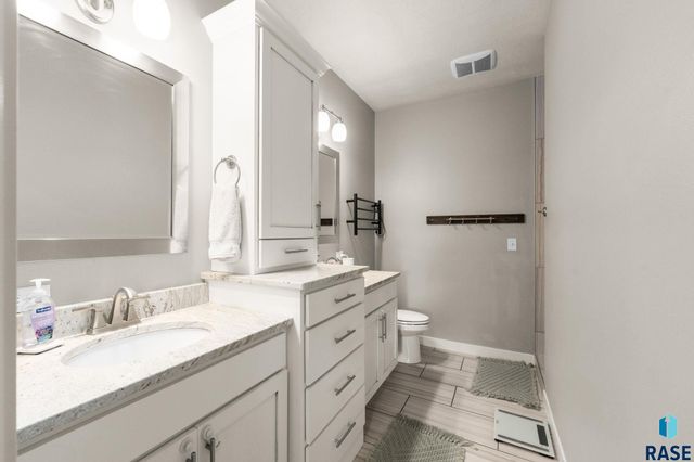 7905 S Sunny Oak Cir Circle, Sioux Falls, SD 57108