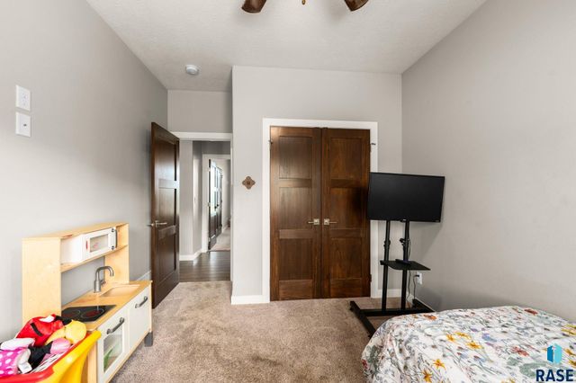7905 S Sunny Oak Cir Circle, Sioux Falls, SD 57108