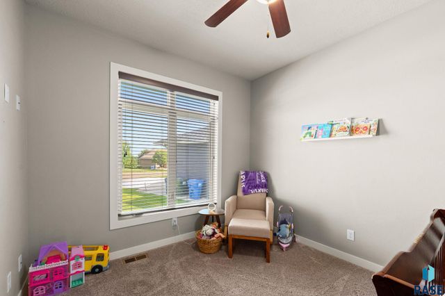 7905 S Sunny Oak Cir Circle, Sioux Falls, SD 57108