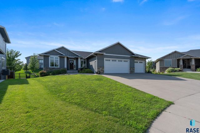 7905 S Sunny Oak Cir Circle, Sioux Falls, SD 57108
