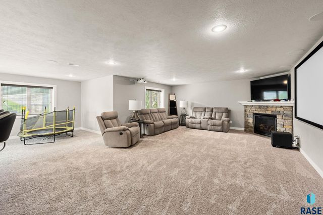 7905 S Sunny Oak Cir Circle, Sioux Falls, SD 57108