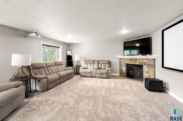 7905 S Sunny Oak Cir Circle, Sioux Falls, SD 57108