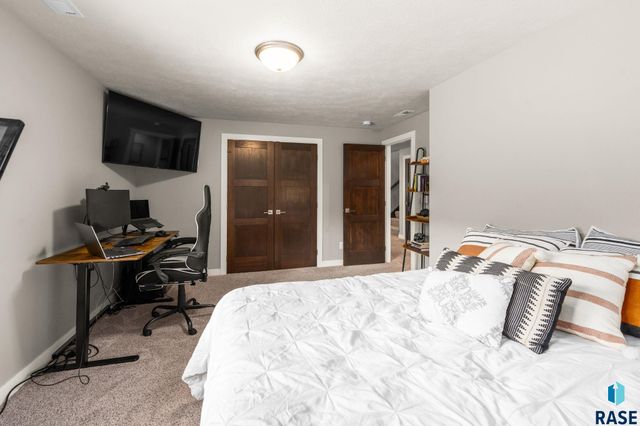 7905 S Sunny Oak Cir Circle, Sioux Falls, SD 57108