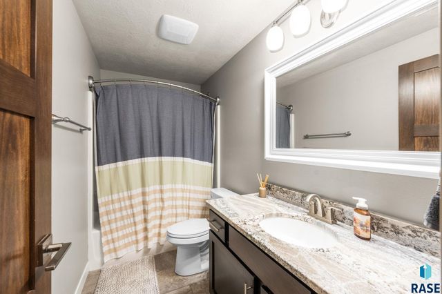 7905 S Sunny Oak Cir Circle, Sioux Falls, SD 57108