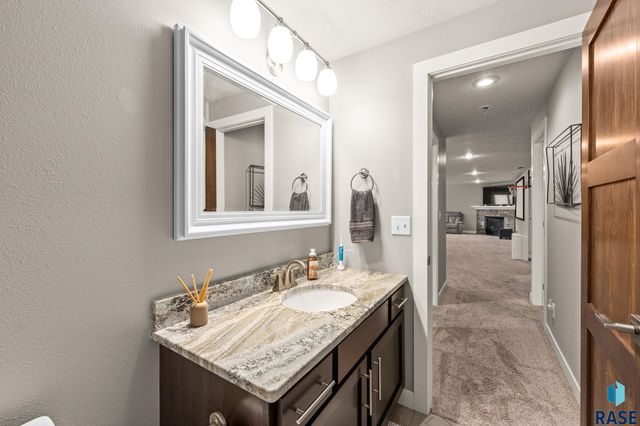 7905 S Sunny Oak Cir Circle, Sioux Falls, SD 57108