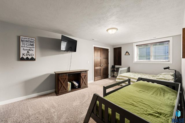 7905 S Sunny Oak Cir Circle, Sioux Falls, SD 57108