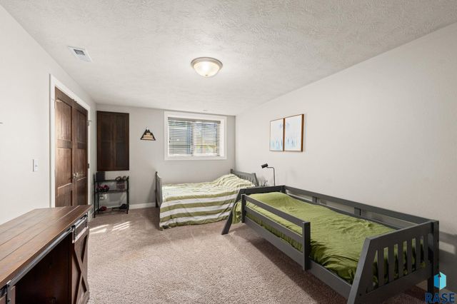 7905 S Sunny Oak Cir Circle, Sioux Falls, SD 57108