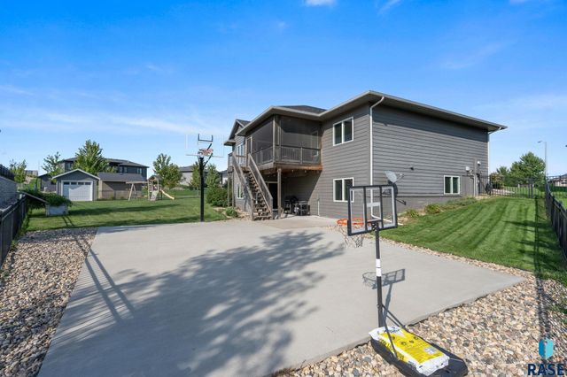 7905 S Sunny Oak Cir Circle, Sioux Falls, SD 57108