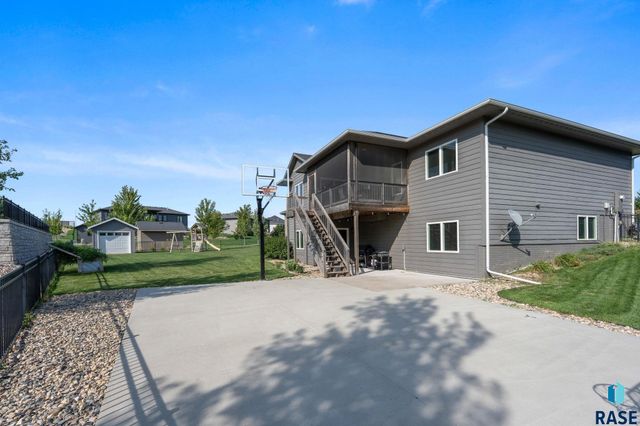 7905 S Sunny Oak Cir Circle, Sioux Falls, SD 57108