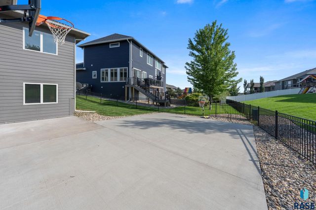 7905 S Sunny Oak Cir Circle, Sioux Falls, SD 57108