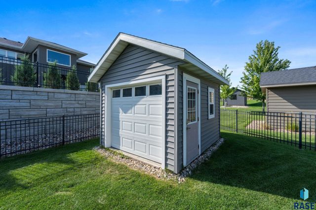 7905 S Sunny Oak Cir Circle, Sioux Falls, SD 57108