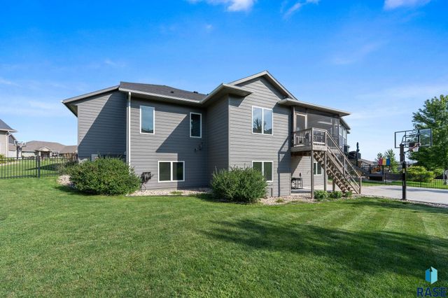 7905 S Sunny Oak Cir Circle, Sioux Falls, SD 57108