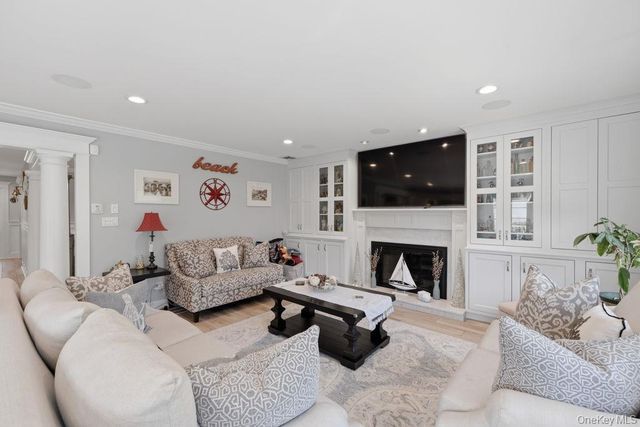 71 Mc Cue, Babylon, NY 11702