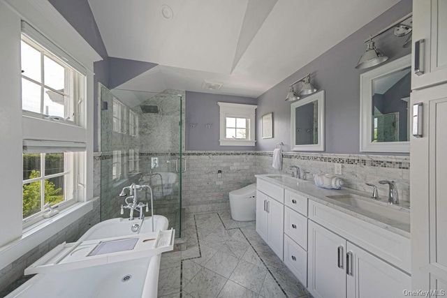 71 Mc Cue, Babylon, NY 11702