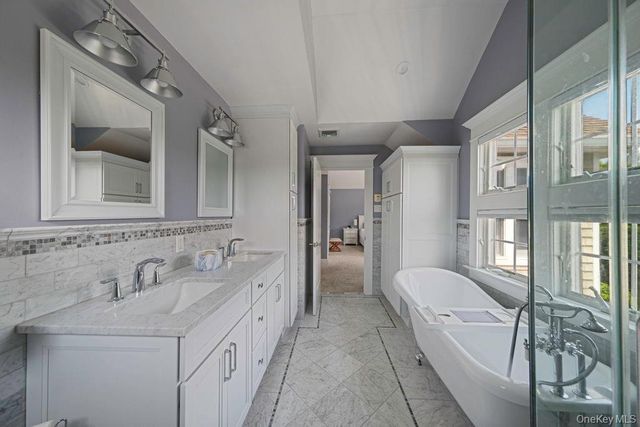 71 Mc Cue, Babylon, NY 11702