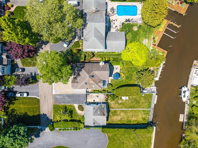 71 Mc Cue, Babylon, NY 11702