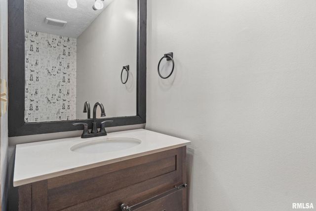 4015 LILLIE Avenue 108, Davenport, IA 52806