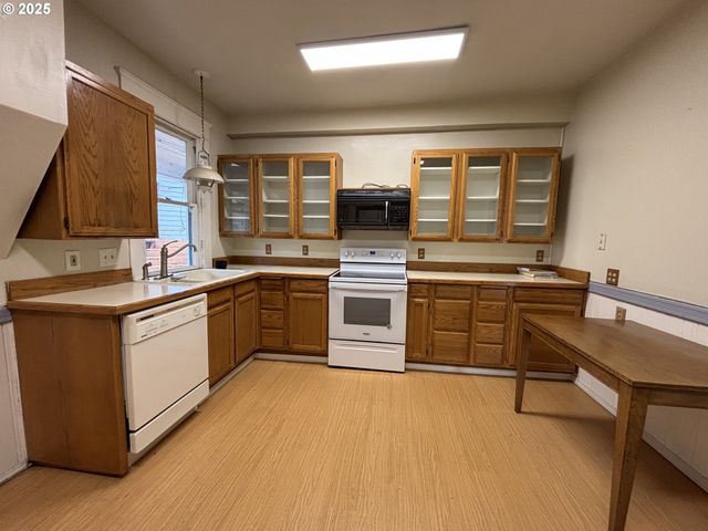 503 Se CHADWICK St, Roseburg, OR 97470