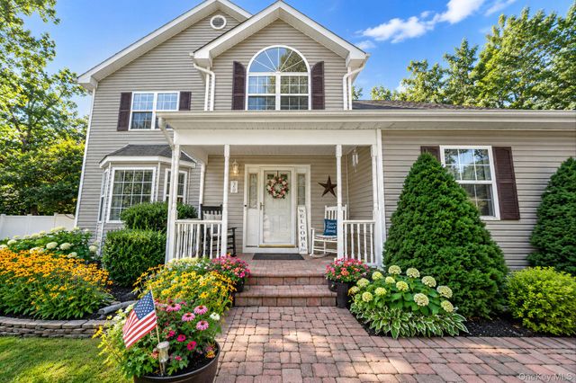 8 Sommerset Drive, Yaphank, NY 11980