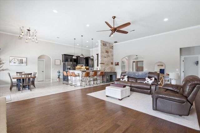107 E Tanglebriar CT, Bastrop, TX 78602