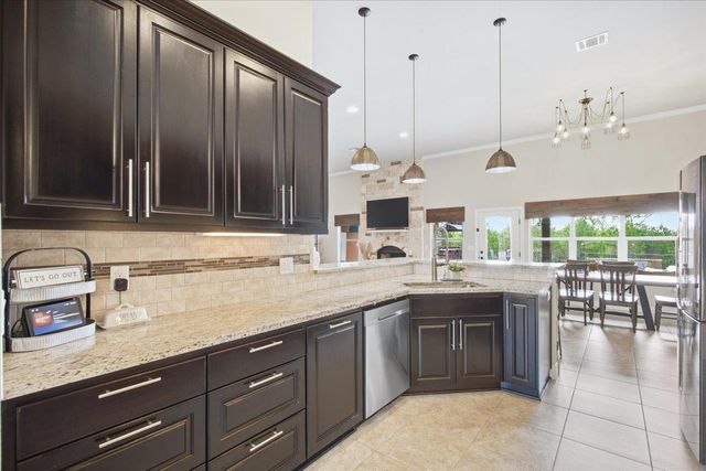 107 E Tanglebriar CT, Bastrop, TX 78602