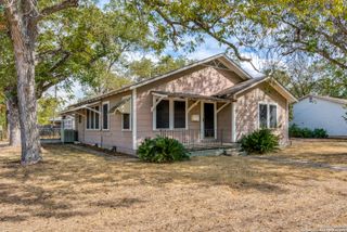 704 E Krezdorn Street, Seguin, TX 78155