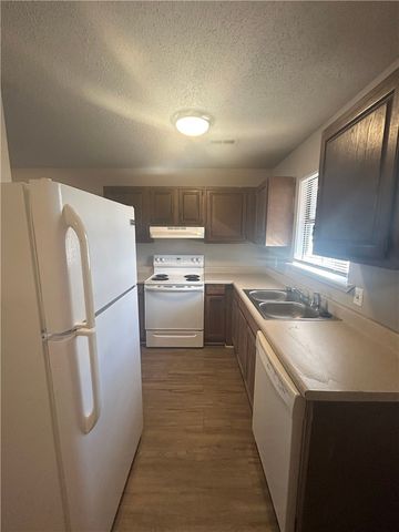 520 N Betty Jo Drive, Fayetteville, AR 72701