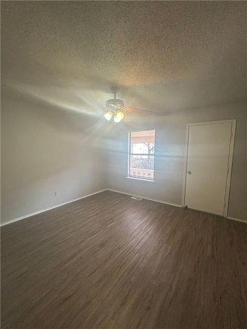 520 N Betty Jo Drive, Fayetteville, AR 72701