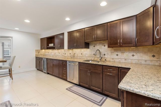 6322 Aspen Ridge Boulevard, West Bloomfield, MI 48322