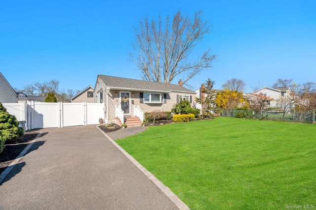 28 Saint Joseph Avenue, Ronkonkoma, NY 11779