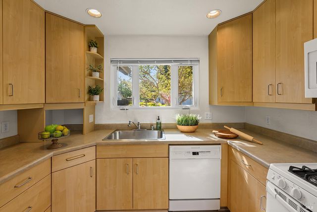 429 Eileen Dr, Sebastopol, CA 95472