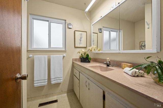 429 Eileen Dr, Sebastopol, CA 95472