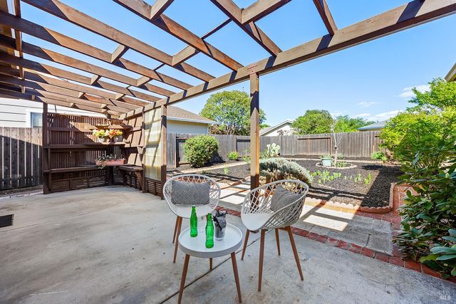 429 Eileen Dr, Sebastopol, CA 95472