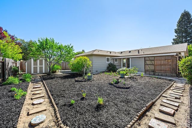 429 Eileen Dr, Sebastopol, CA 95472