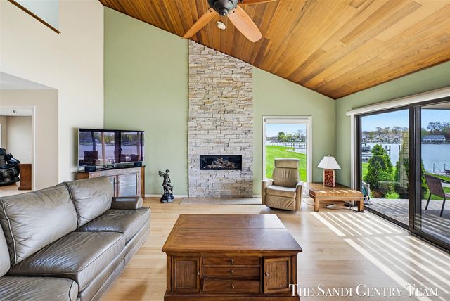 15780 N Prospect Point Drive, Spring Lake, MI 49456