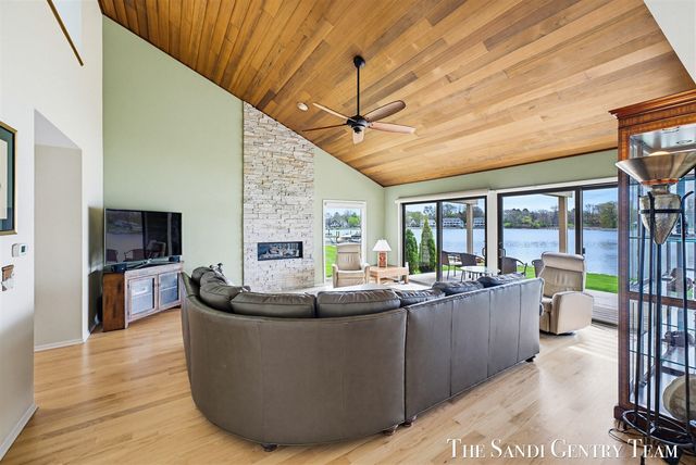 15780 N Prospect Point Drive, Spring Lake, MI 49456