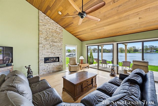 15780 N Prospect Point Drive, Spring Lake, MI 49456