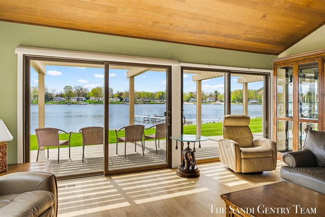 15780 N Prospect Point Drive, Spring Lake, MI 49456