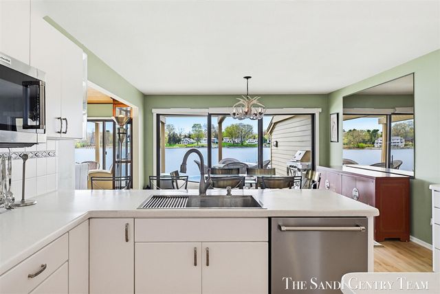 15780 N Prospect Point Drive, Spring Lake, MI 49456
